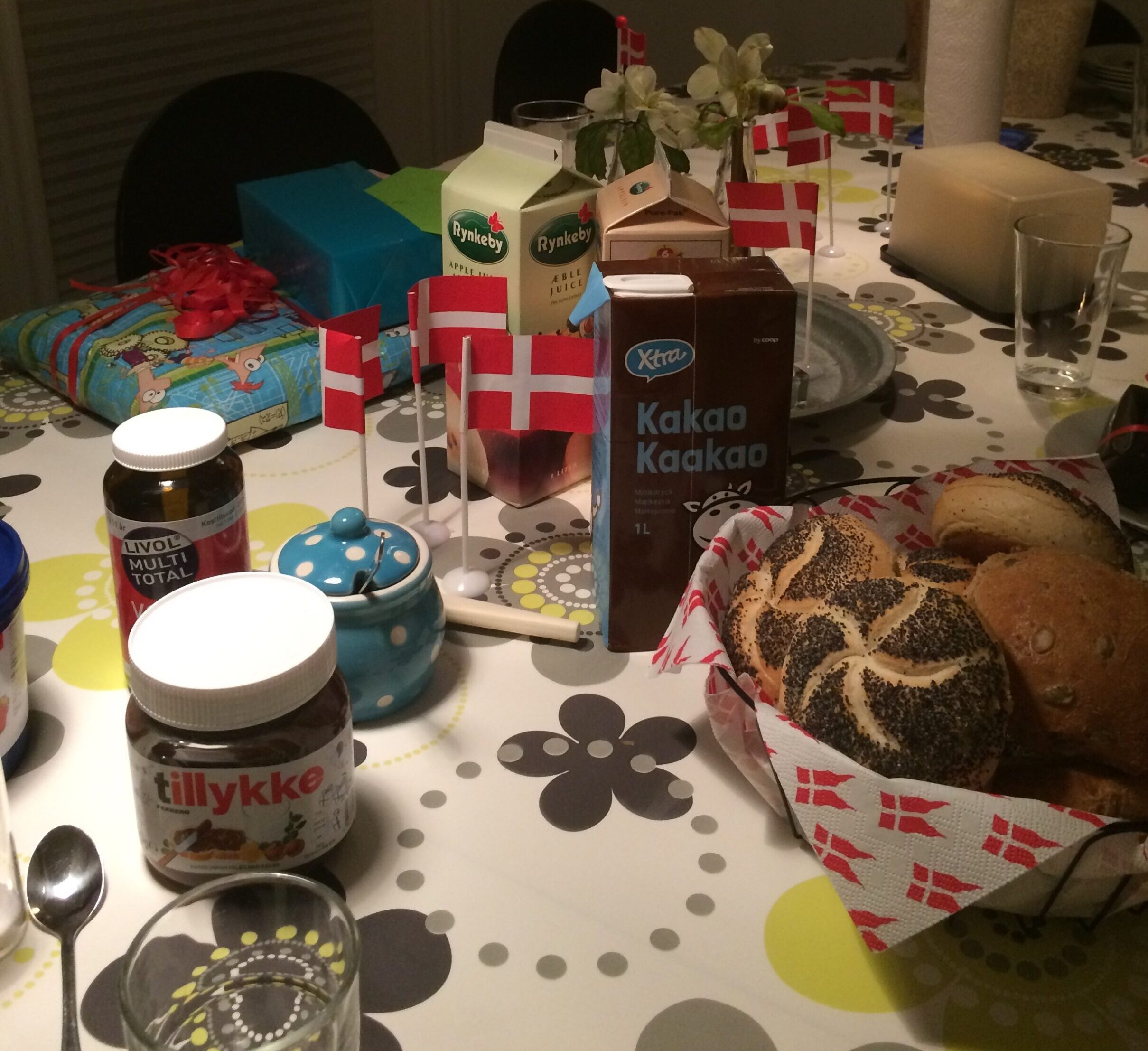 Fødselsdagsbord med kakao, rundstykker, juice, nutella